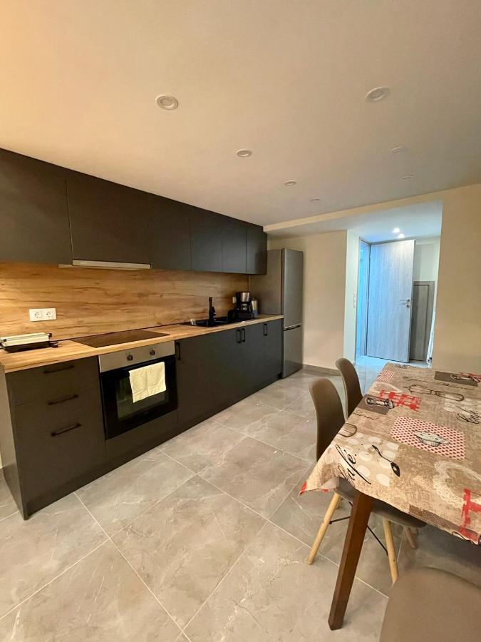 Minimal Two-floor Thessaloniki
